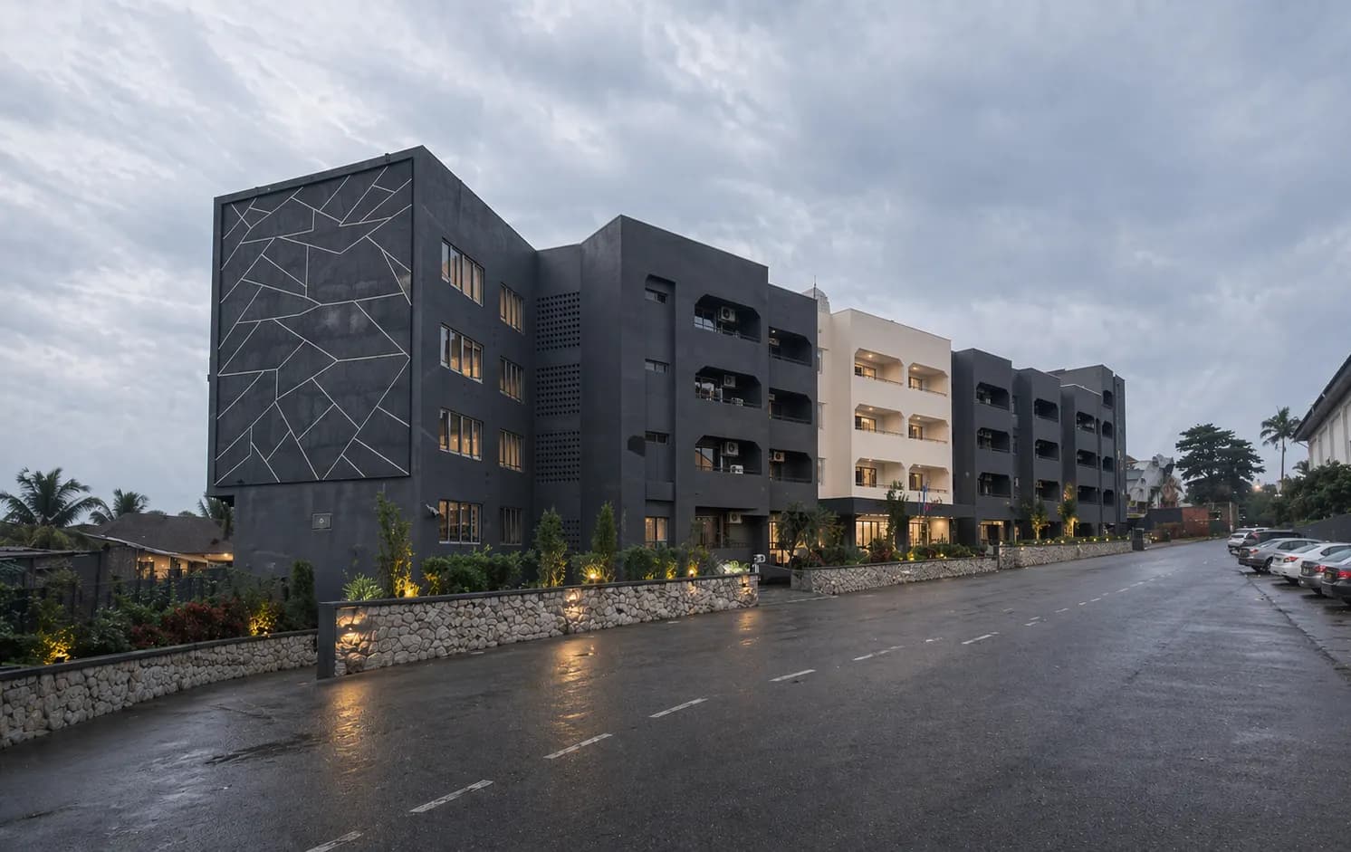 Kakanfo Inn seen from Nihinlola Street at dusk